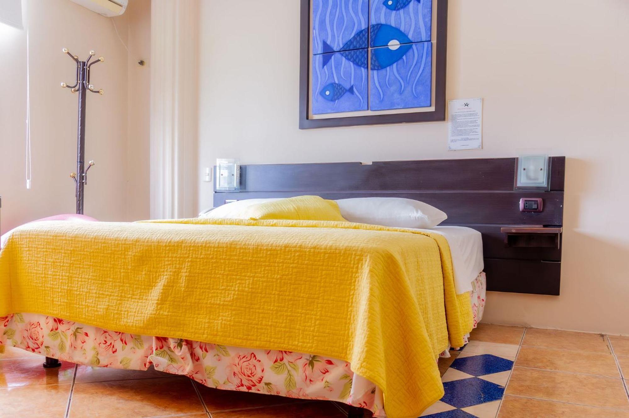 Hostal Antares Manta Bagian luar foto