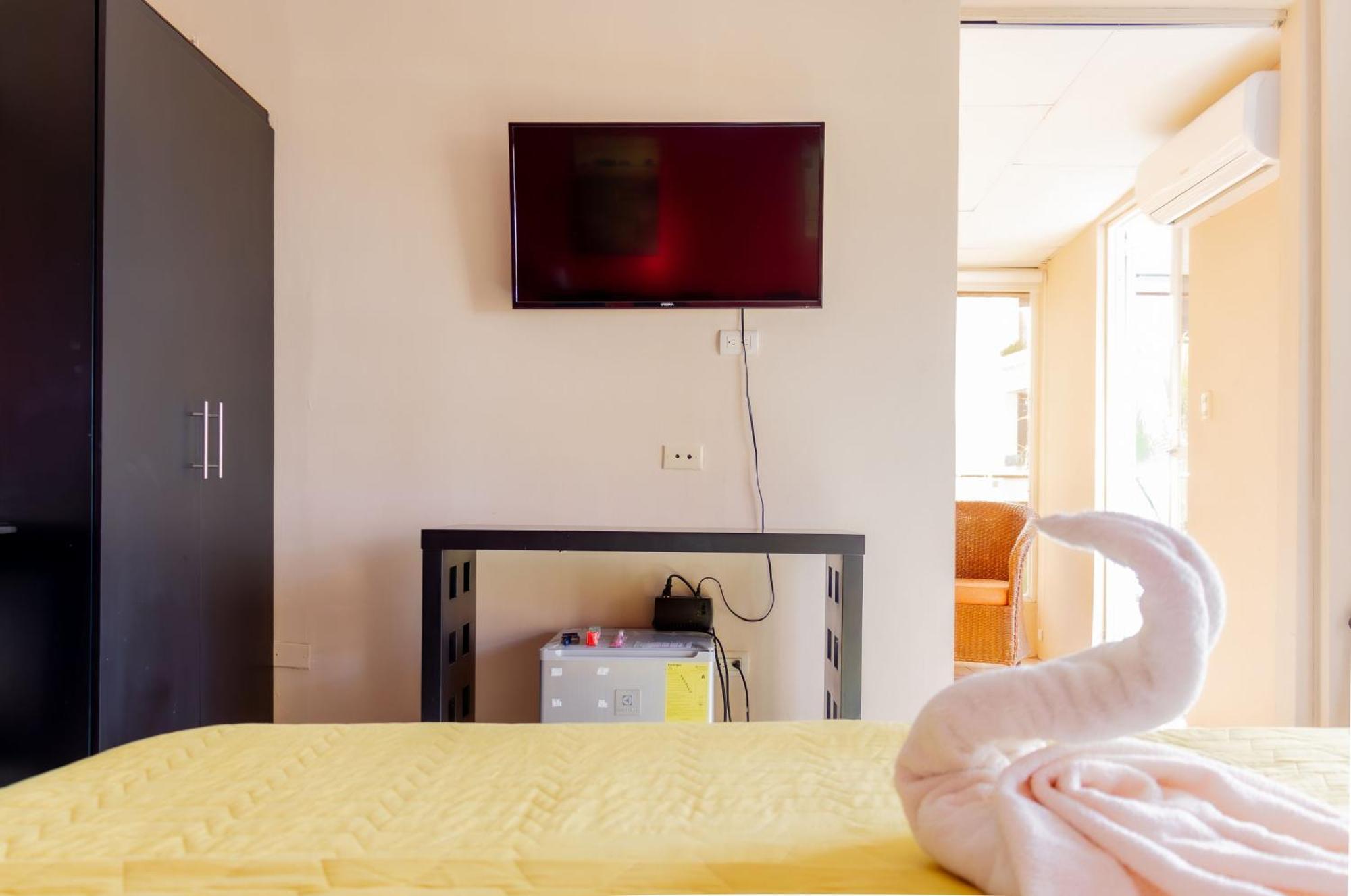 Hostal Antares Manta Bagian luar foto