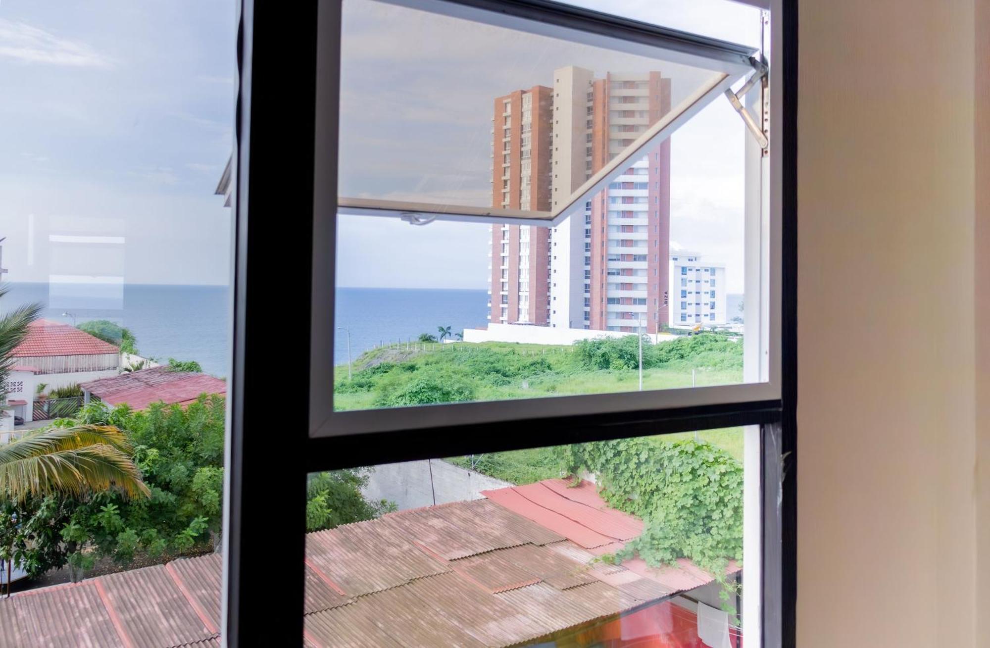 Hostal Antares Manta Bagian luar foto