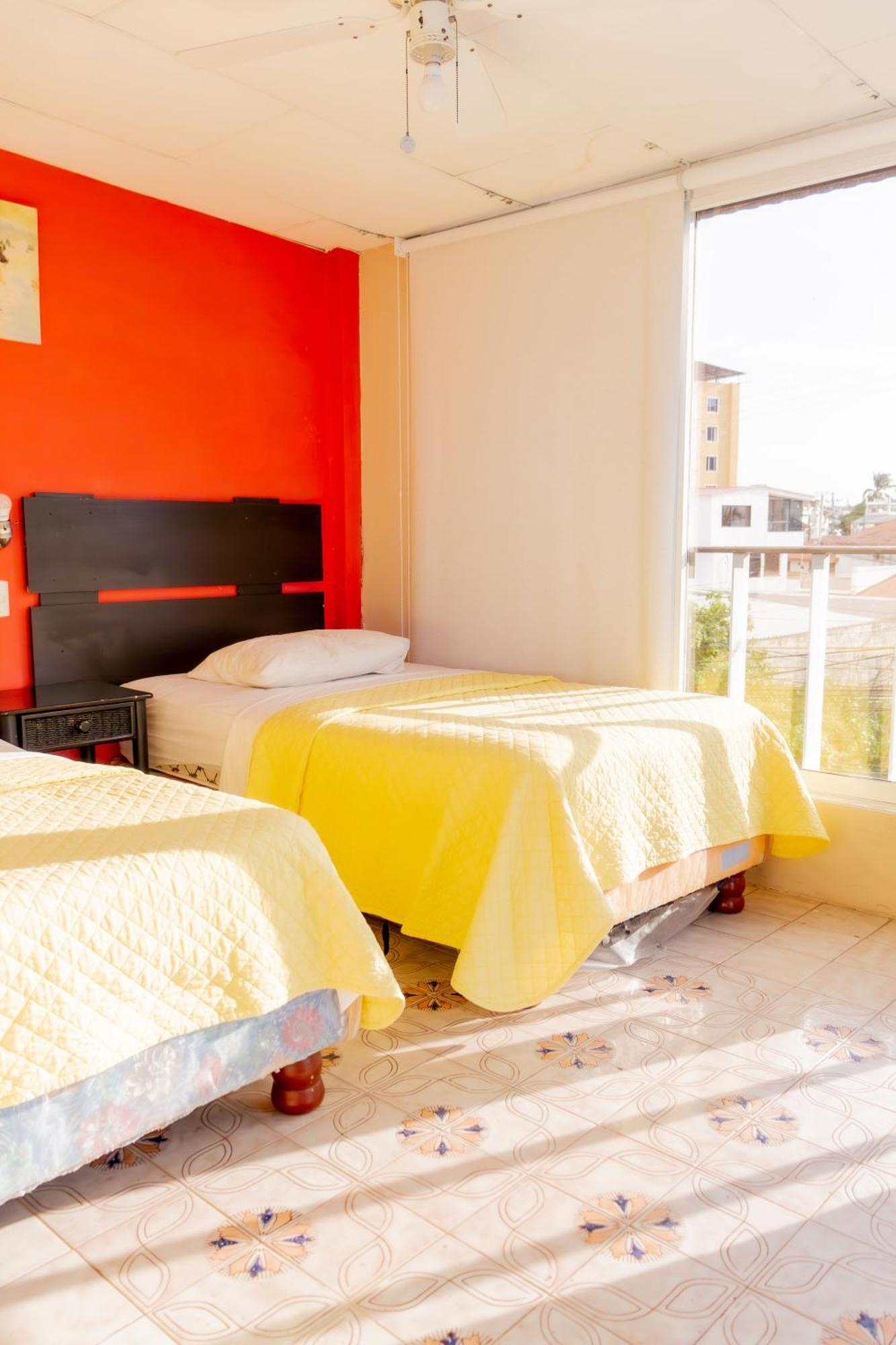 Hostal Antares Manta Bagian luar foto