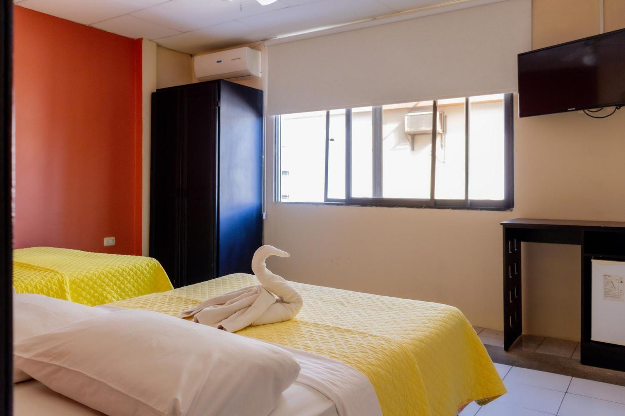 Hostal Antares Manta Bagian luar foto