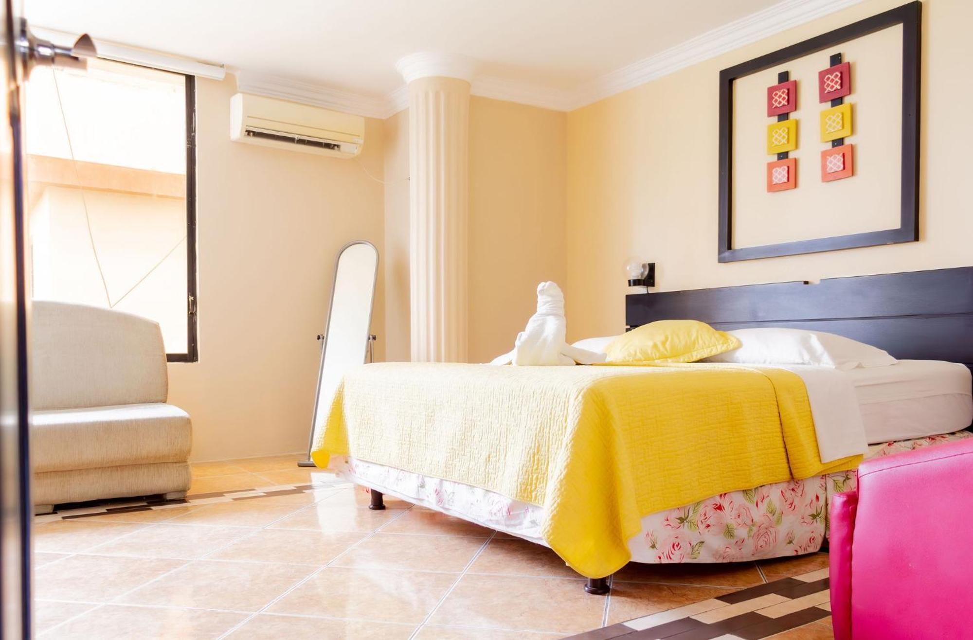 Hostal Antares Manta Bagian luar foto