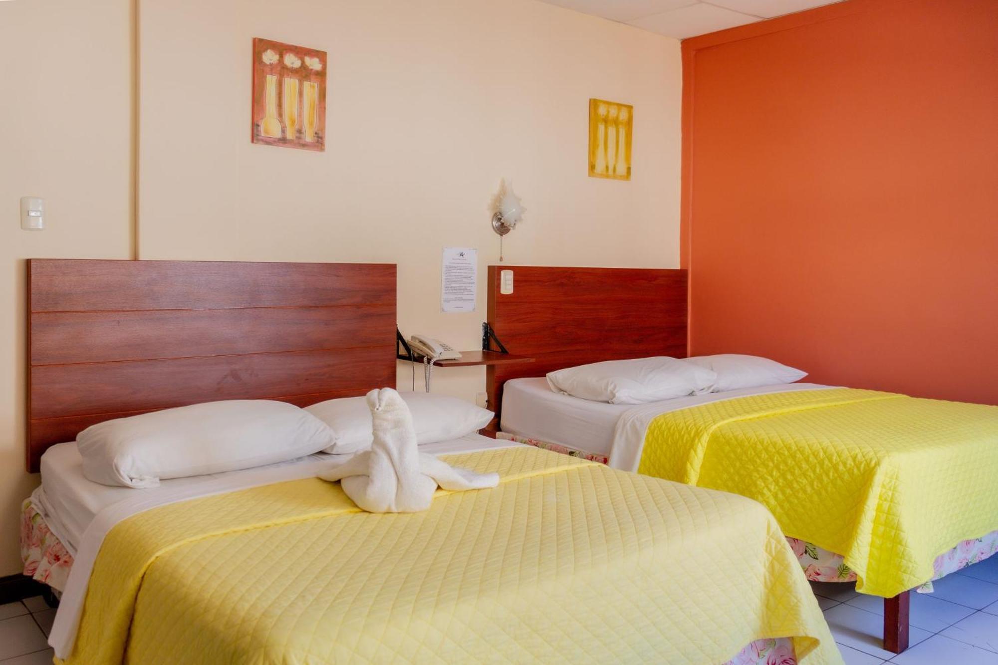 Hostal Antares Manta Bagian luar foto