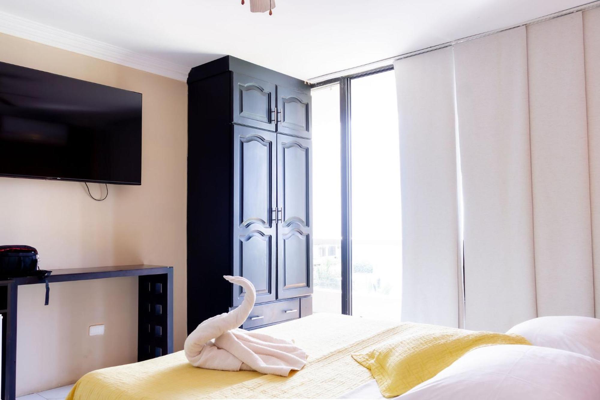 Hostal Antares Manta Bagian luar foto