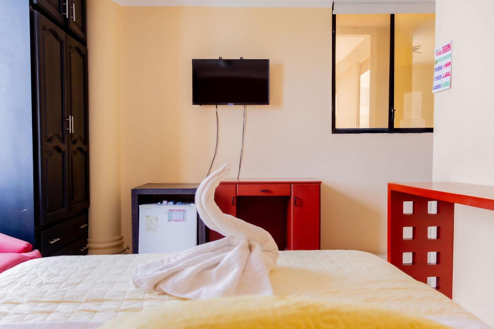 Hostal Antares Manta Bagian luar foto