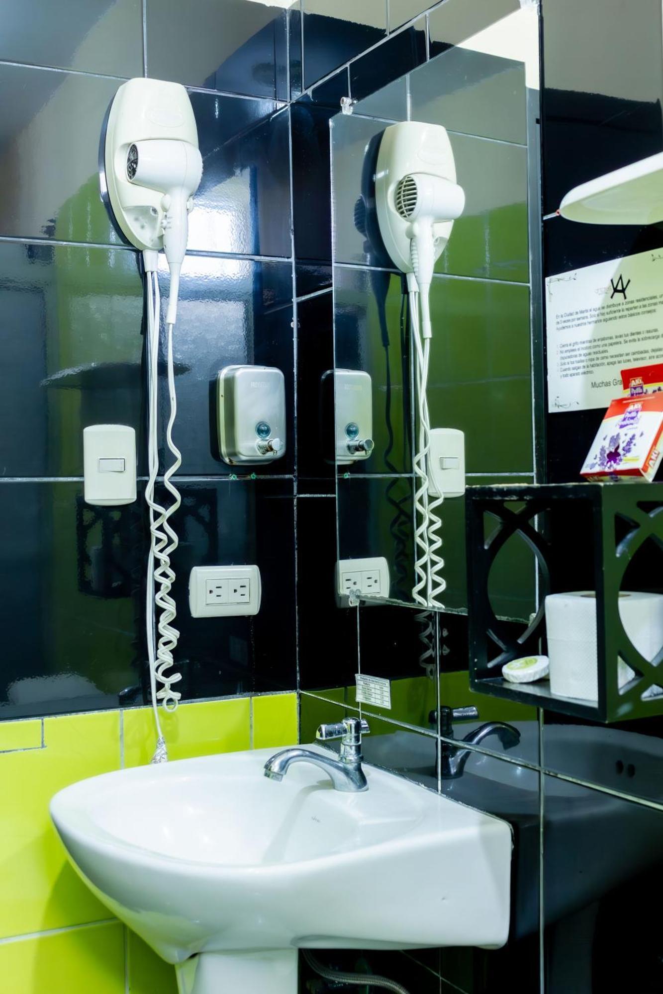 Hostal Antares Manta Bagian luar foto