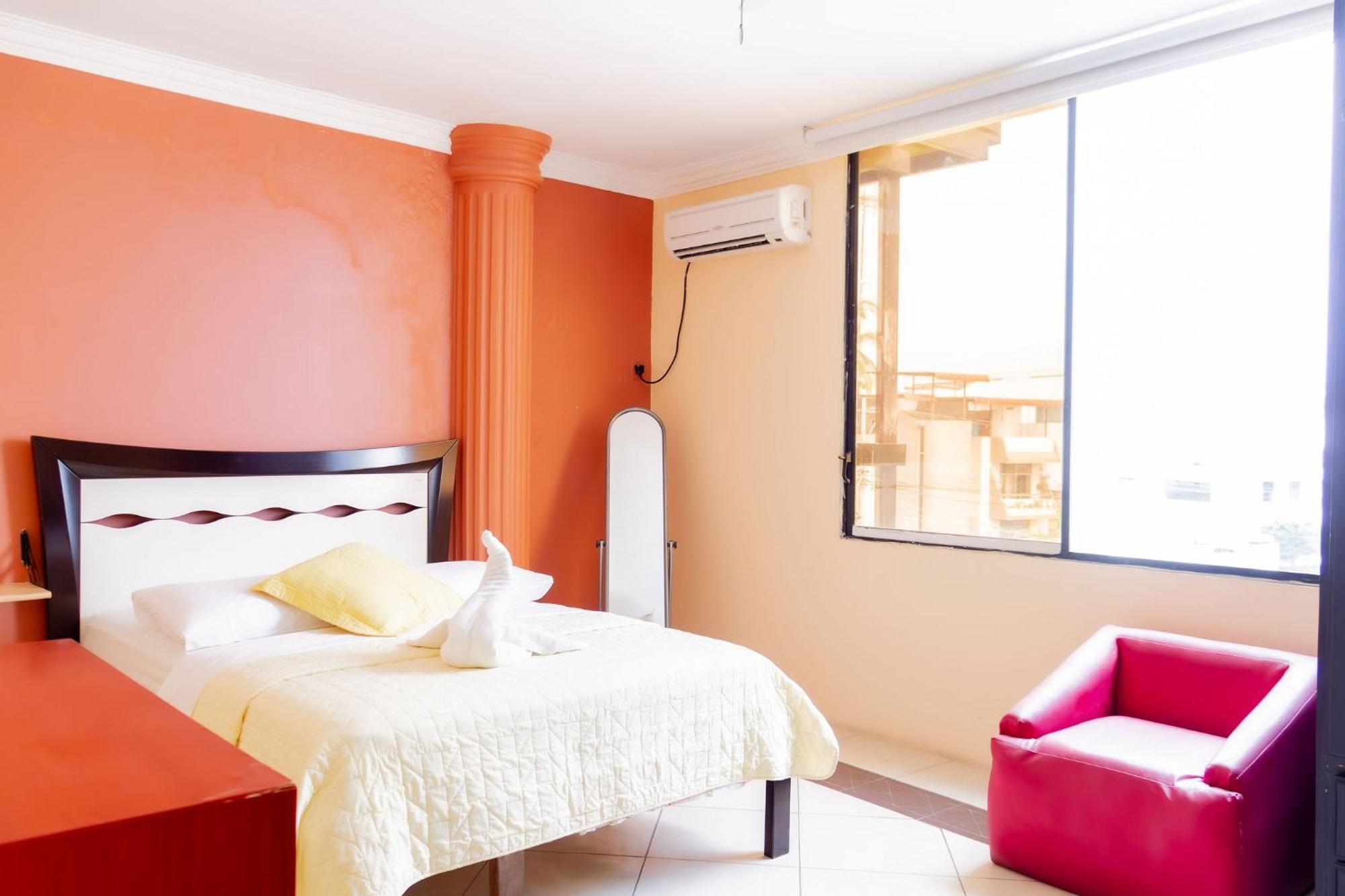 Hostal Antares Manta Bagian luar foto