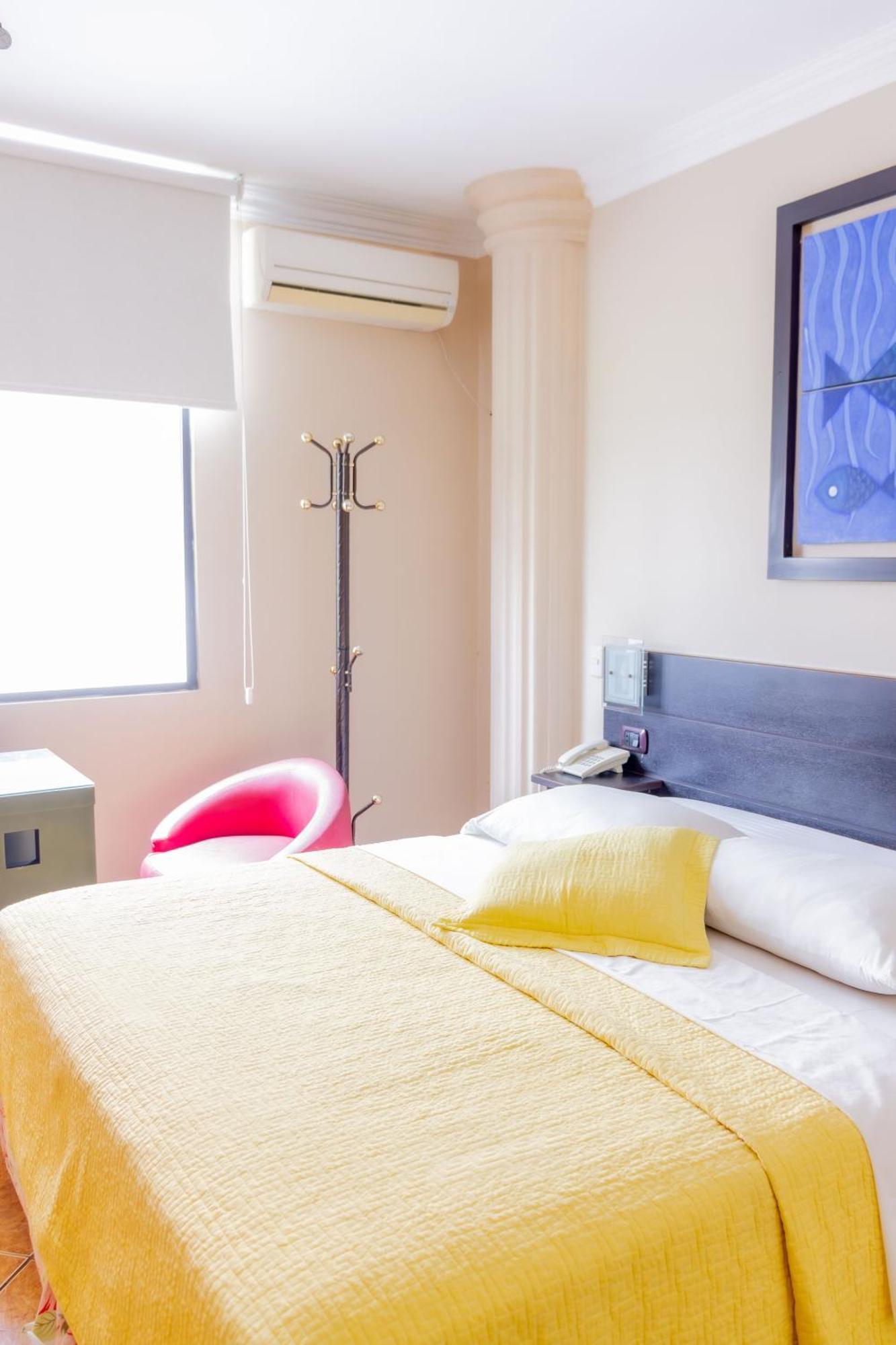 Hostal Antares Manta Bagian luar foto
