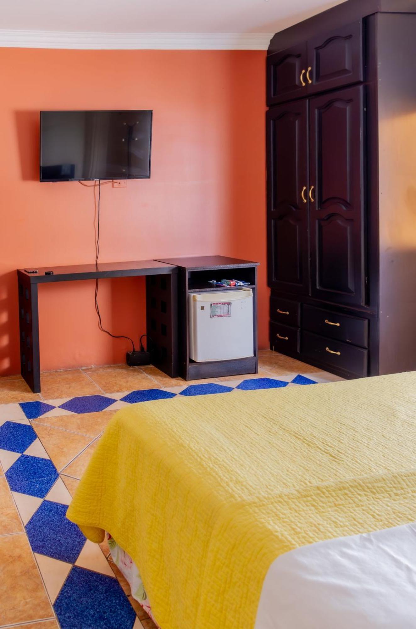 Hostal Antares Manta Bagian luar foto