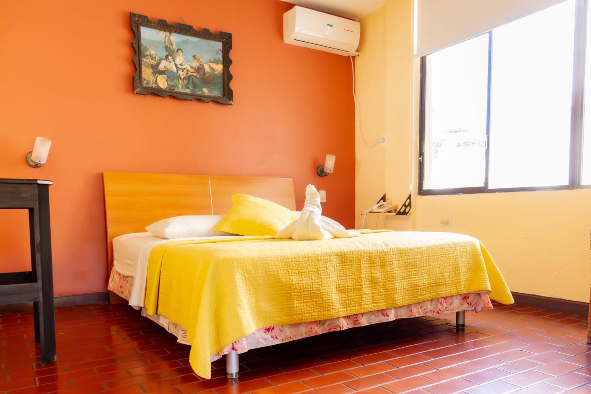 Hostal Antares Manta Bagian luar foto
