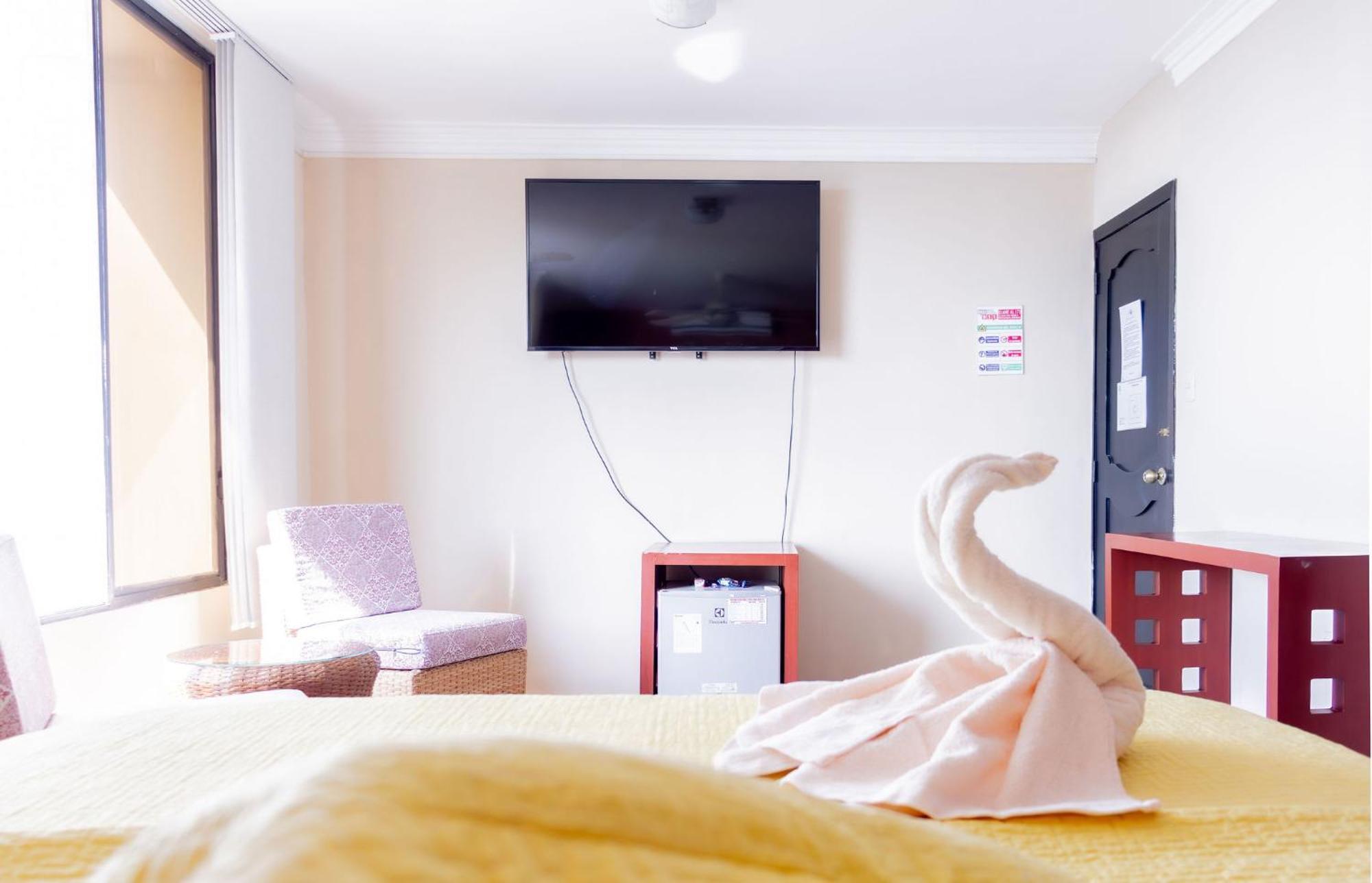 Hostal Antares Manta Bagian luar foto