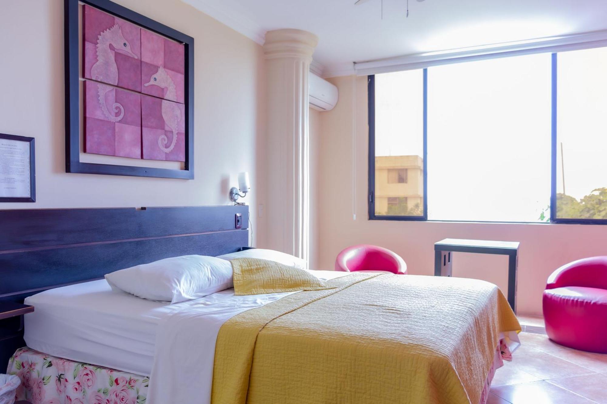 Hostal Antares Manta Bagian luar foto