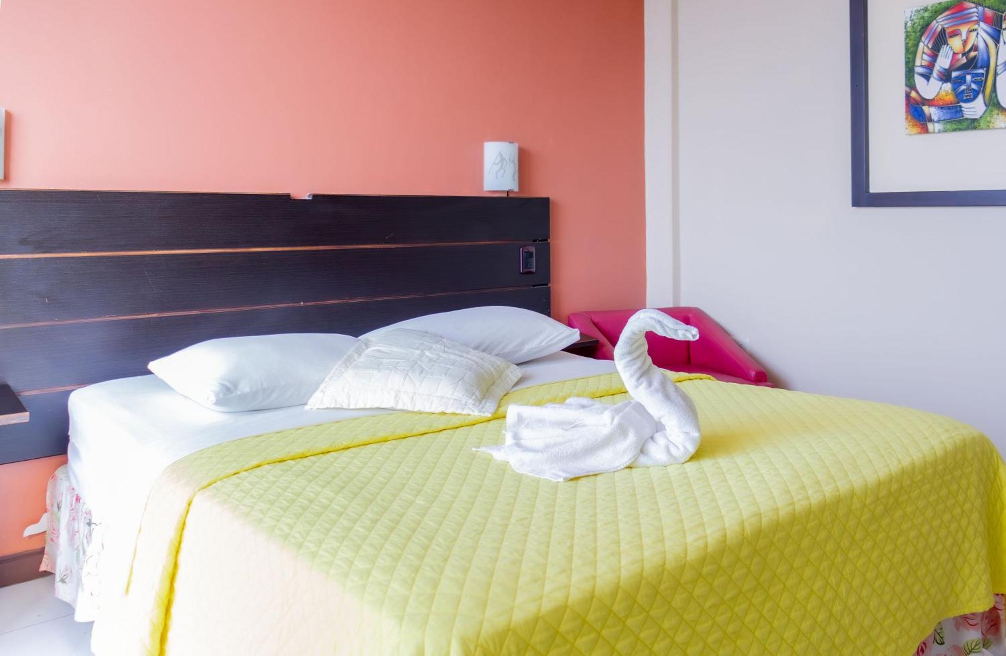 Hostal Antares Manta Bagian luar foto