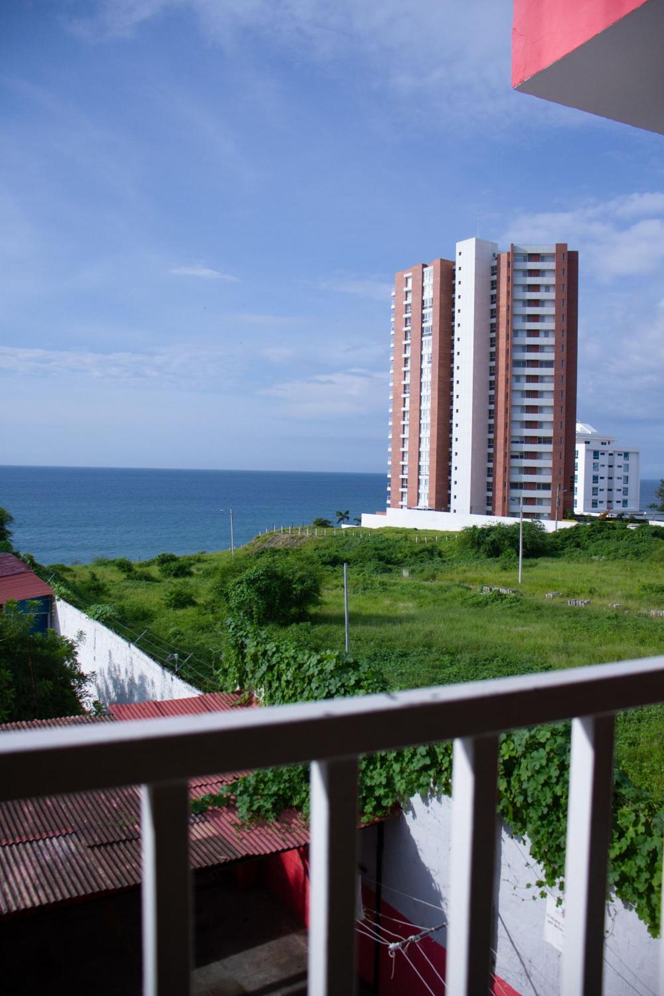 Hostal Antares Manta Bagian luar foto
