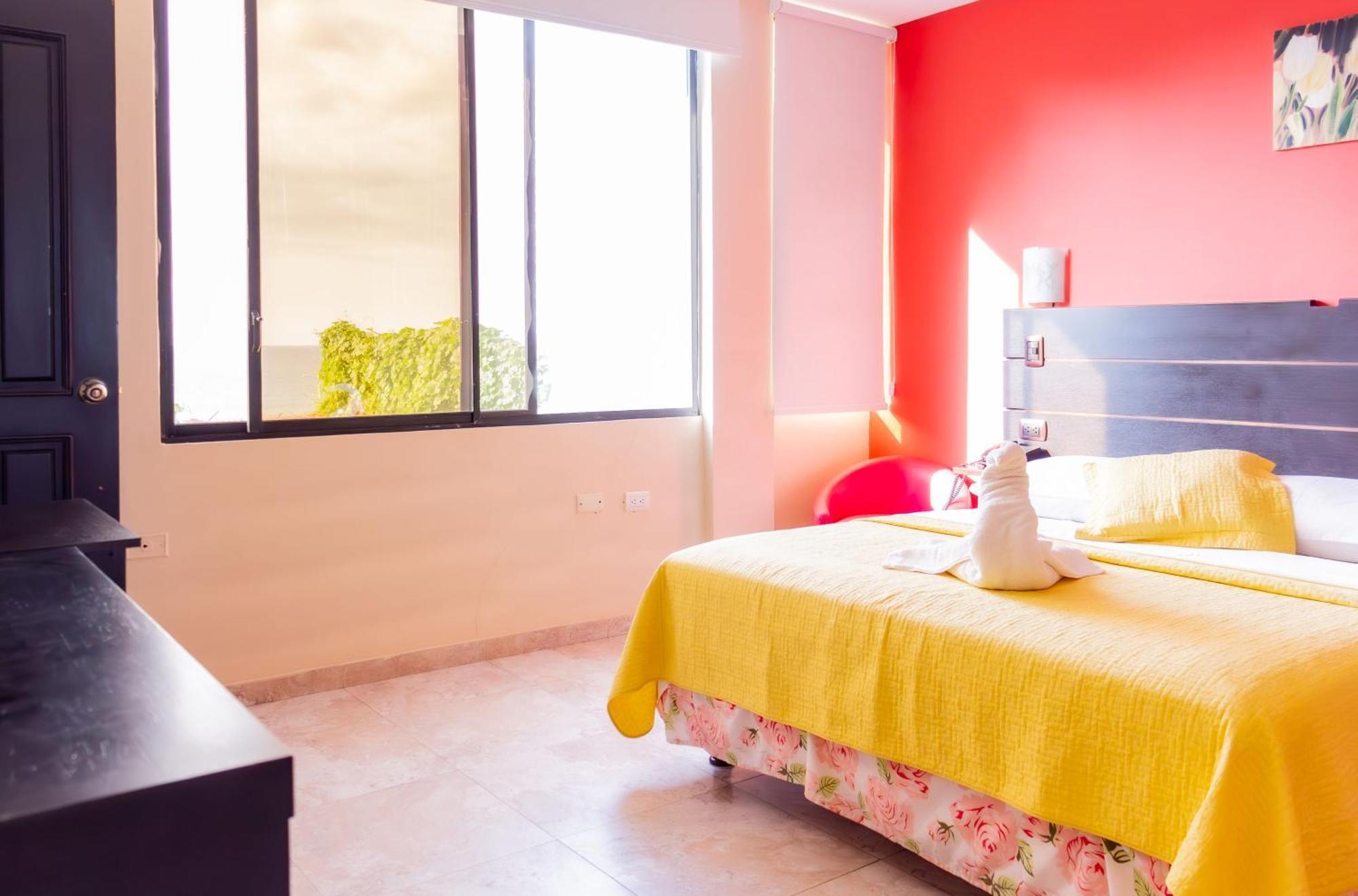 Hostal Antares Manta Bagian luar foto