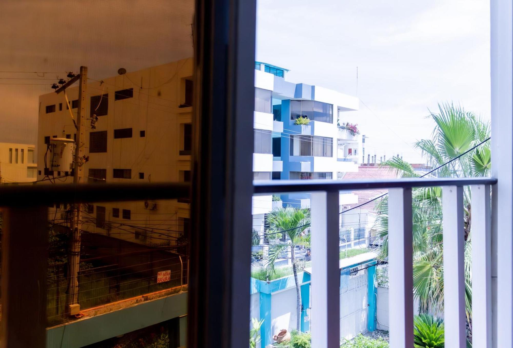 Hostal Antares Manta Bagian luar foto