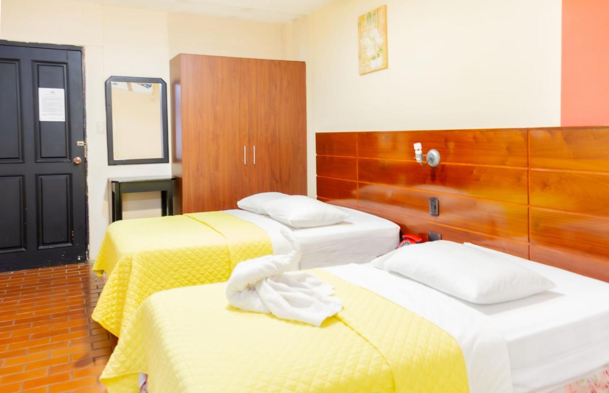 Hostal Antares Manta Bagian luar foto