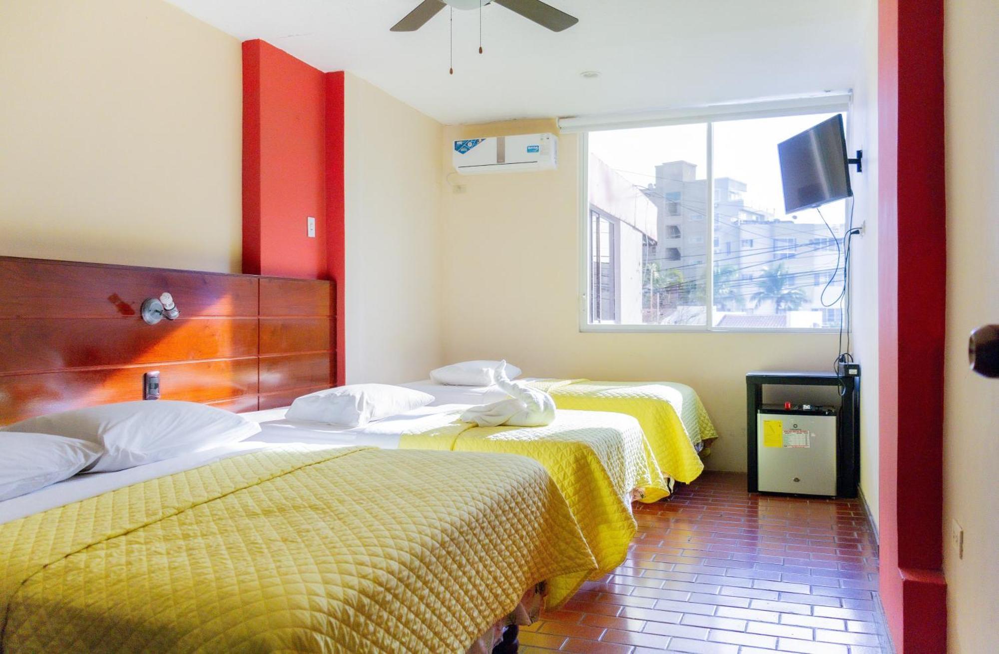 Hostal Antares Manta Bagian luar foto