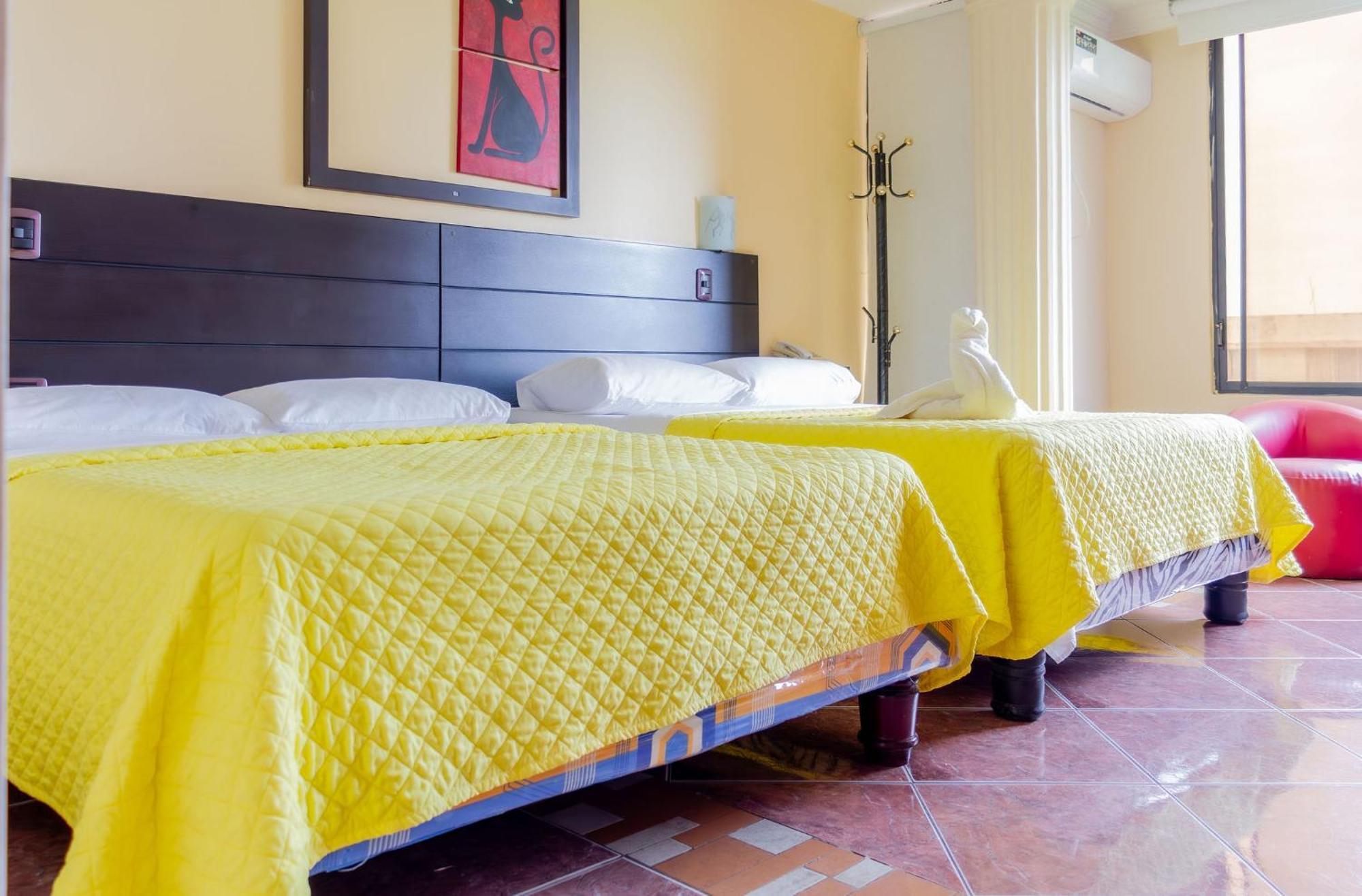 Hostal Antares Manta Bagian luar foto