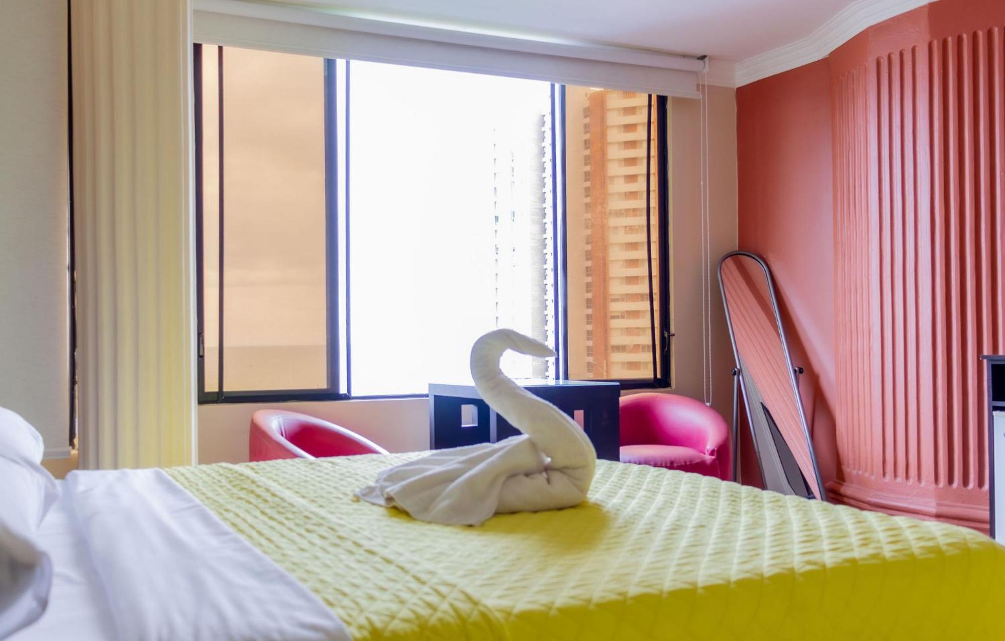 Hostal Antares Manta Bagian luar foto