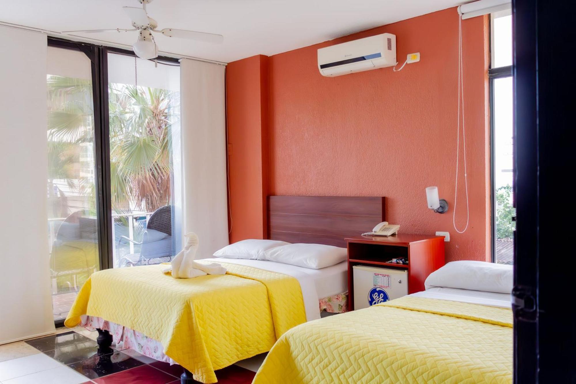 Hostal Antares Manta Bagian luar foto