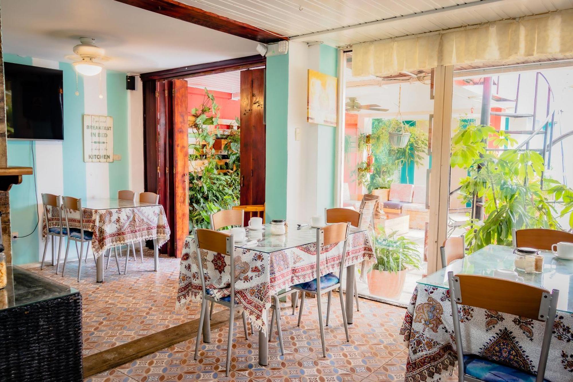 Hostal Antares Manta Bagian luar foto